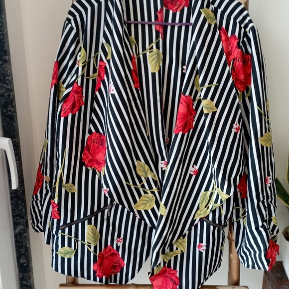 🧿🧿🧿 🌺Floral Collection🌺 Black and White Striped Floral Jacket - Picture 12 of 14